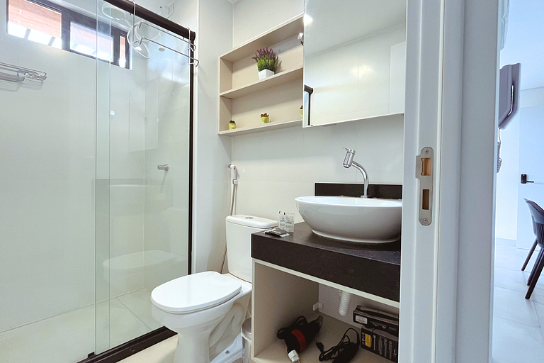 Hyde Park - Apto 01 quarto lateral mar #3 - by Living