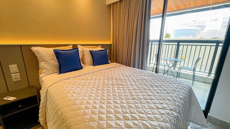 Flat Studio c/ Varanda #4 - by Living